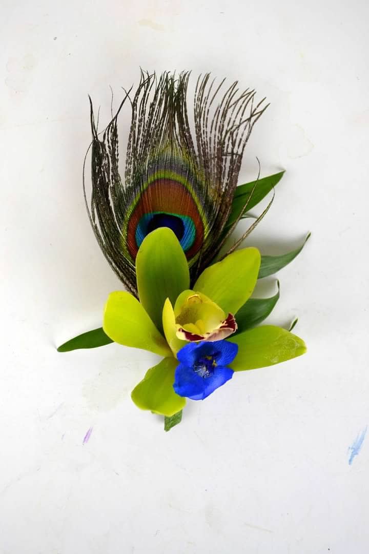 boutonnieres-corsages-with-feathers